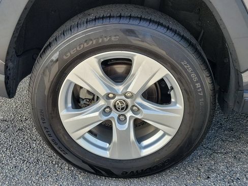 Used 2021 Toyota RAV4 XLE AWD/4WD image 7