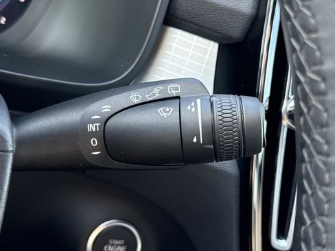 Used 2024 Volvo XC40 B5 Core image 11