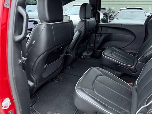 Used 2025 Chrysler Pacifica Limited FWD image 26