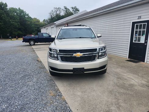 Used 2015 Chevrolet Suburban LT image 3