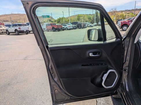 Used 2018 Jeep Renegade Sport w/ Power & Air Group image 12