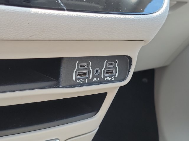 Used 2023 Chrysler Pacifica Touring-L AWD/4WD image 23