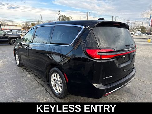 Used 2024 Chrysler Pacifica Touring-L image 7