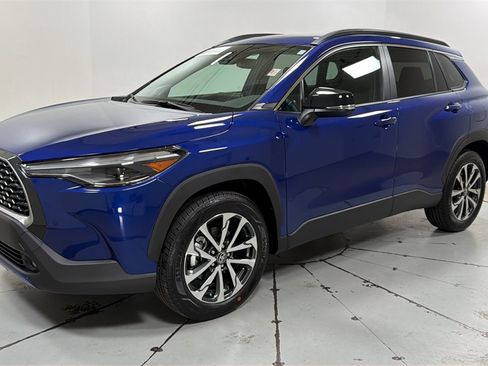 Certified 2025 Toyota Corolla Cross XLE image 1