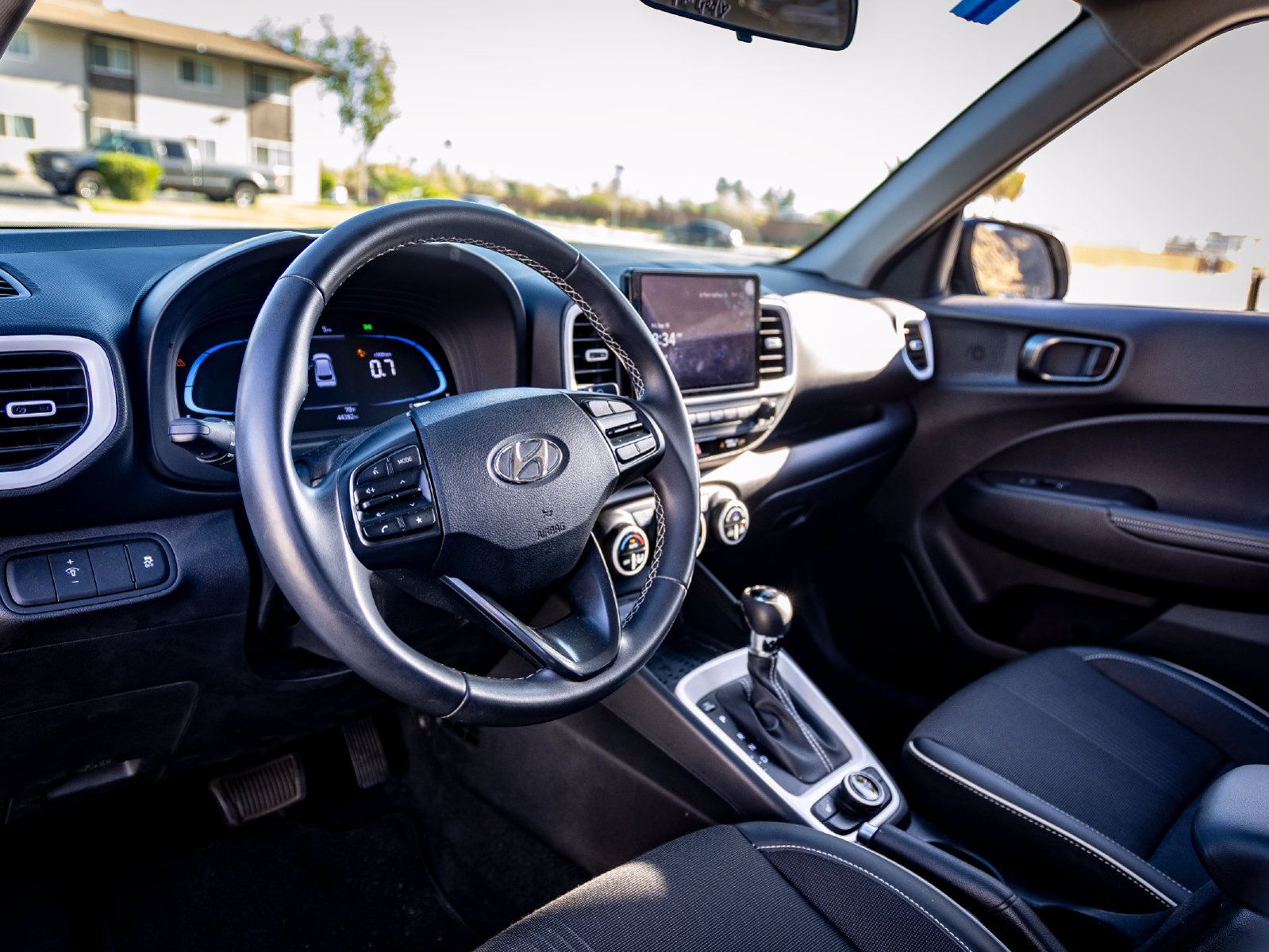 Used 2024 Hyundai Venue Limited FWD image 4