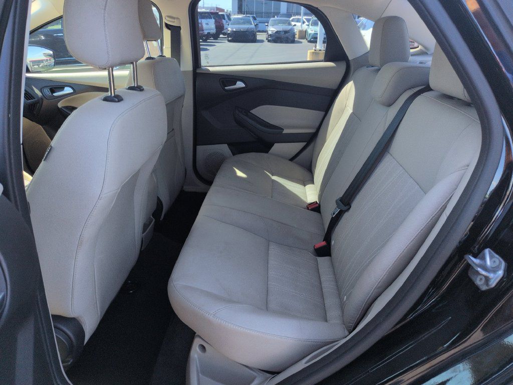 Used 2018 Ford Focus SE w/ SE Appearance Package FWD image 25