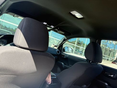 Used 2018 Toyota Tacoma TRD Sport w/ Technology Package image 2