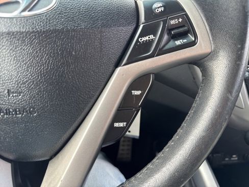 Used 2013 Hyundai Veloster w/ Style Pkg image 22