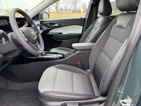 Used 2025 Chevrolet Trax LT image 24