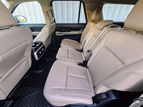 Used 2023 Ford Expedition Max XLT image 8