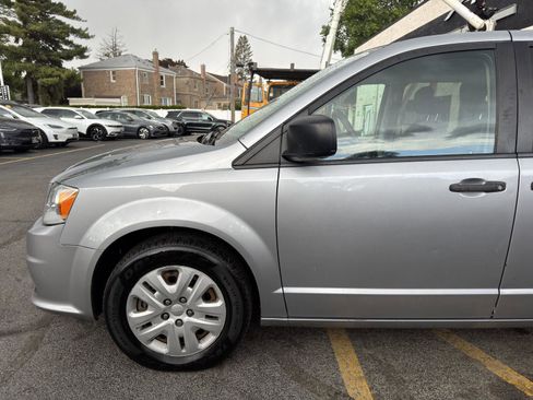 Used 2019 Dodge Grand Caravan SE FWD image 4