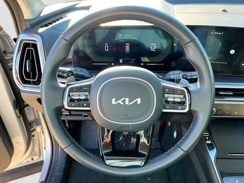 Certified 2025 Kia Sorento EX image 10