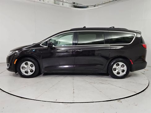 Used 2018 Chrysler Pacifica Touring Plus image 3