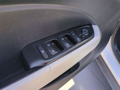 Used 2025 Hyundai Venue SEL FWD image 13