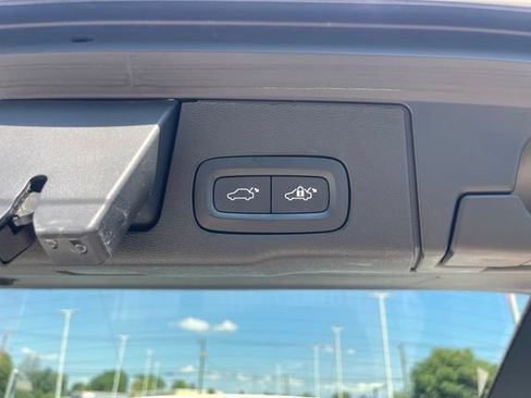 Used 2022 Volvo XC60 B5 Momentum w/ Climate Package AWD/4WD image 18