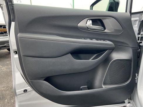 New 2026 Chrysler Voyager LX image 9