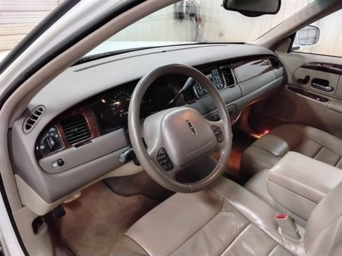 Used 1999 Lincoln Town Car Signature RWD image 11