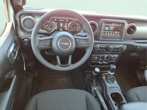 Used 2023 Jeep Gladiator Sport AWD/4WD image 12