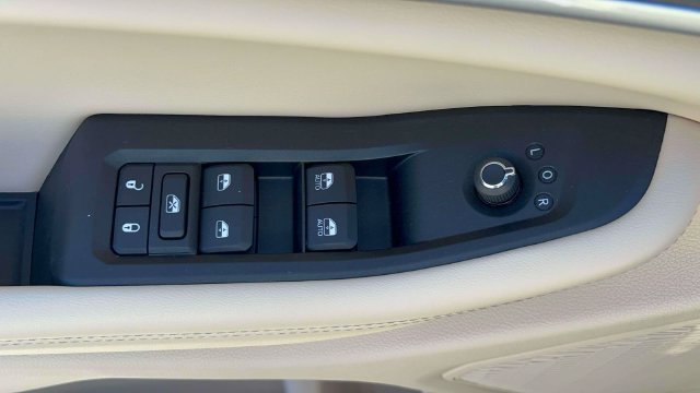 Used 2023 Jeep Grand Cherokee Limited w/ Luxury Tech Group II AWD/4WD image 25