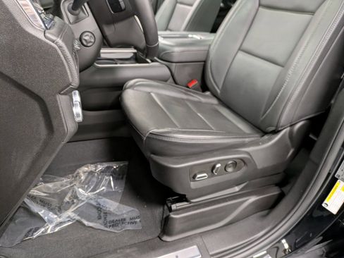 Used 2023 GMC Yukon Denali w/ Denali Reserve Package image 9