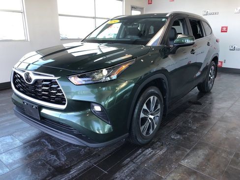 Certified 2024 Toyota Highlander XLE image 3