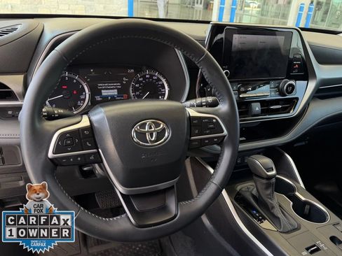 Used 2024 Toyota Highlander XLE FWD image 11