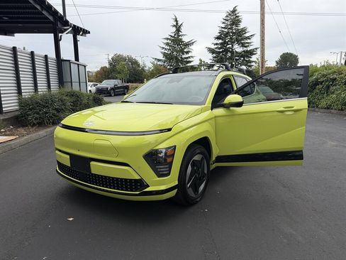 Used 2024 Hyundai Kona Limited FWD image 3