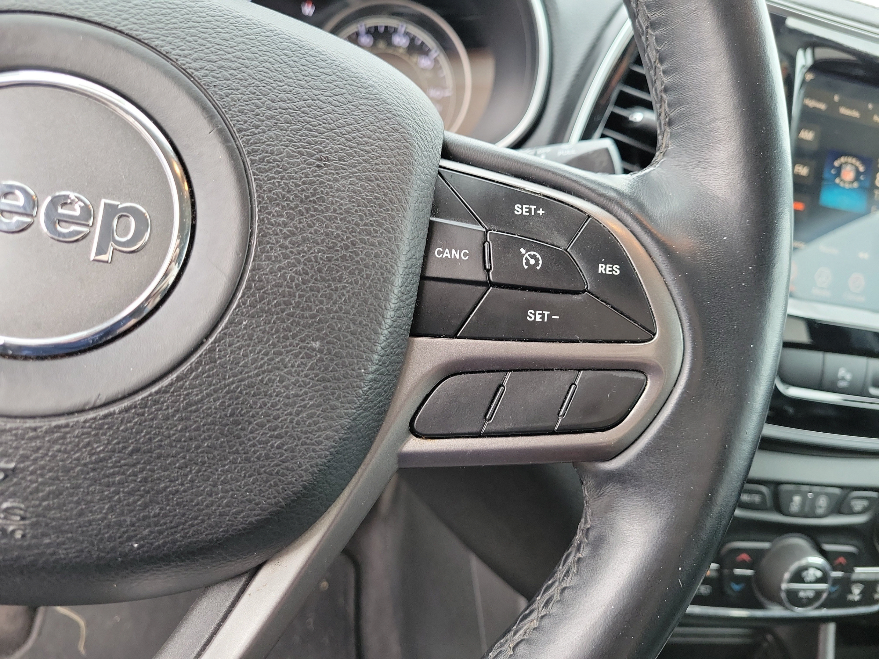Used 2019 Jeep Cherokee Limited FWD image 24