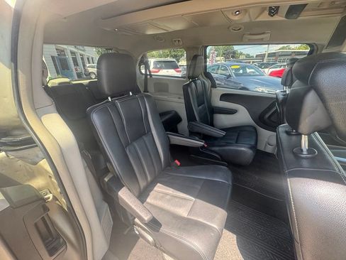 Used 2014 Chrysler Town & Country Touring FWD image 23