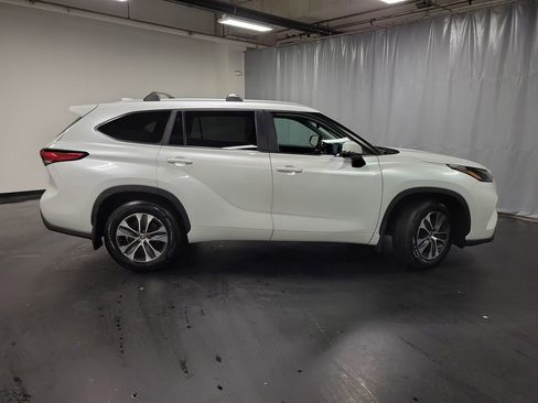 Used 2023 Toyota Highlander XLE AWD/4WD image 9