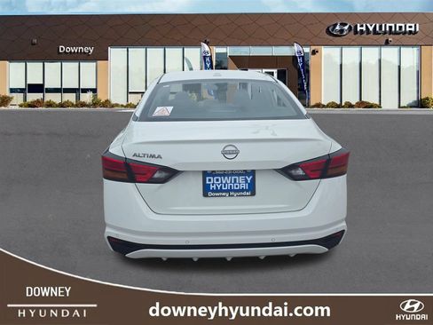 Used 2025 Nissan Altima 2.5 SV FWD image 4