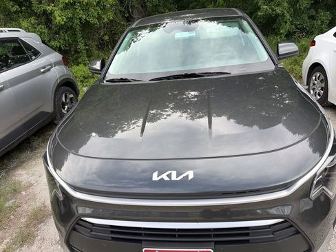 Used 2025 Kia Niro LX FWD image 2
