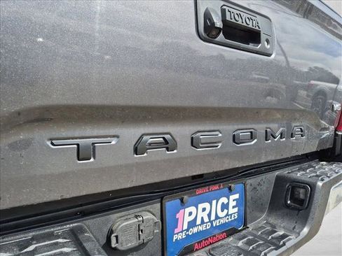 Used 2018 Toyota Tacoma SR5 RWD image 25
