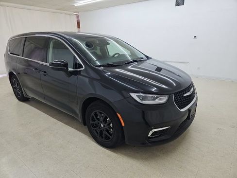 Used 2023 Chrysler Pacifica Touring-L FWD image 12