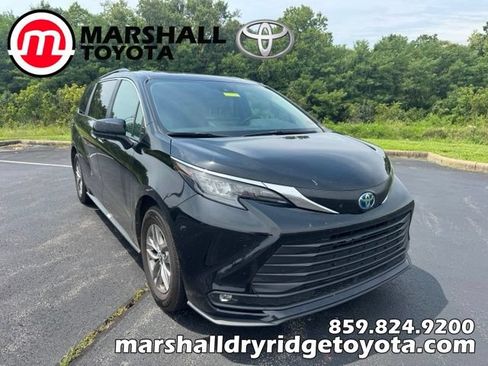 Used 2025 Toyota Sienna XLE FWD image 1