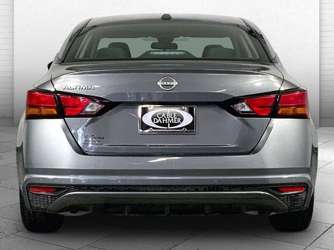 Used 2025 Nissan Altima 2.5 SV image 3