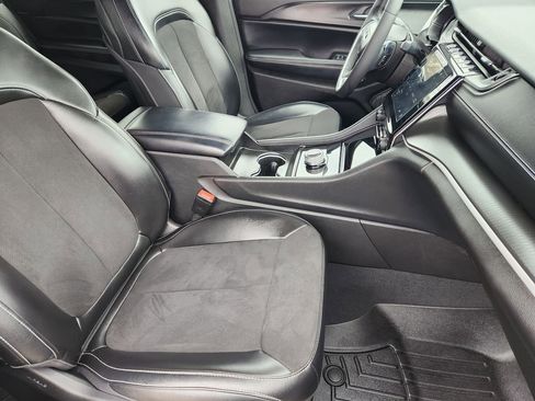 Used 2024 Jeep Grand Cherokee L Altitude image 15