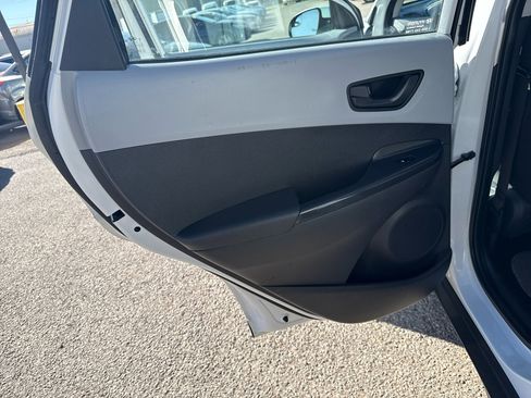 Used 2021 Hyundai Kona SE image 14