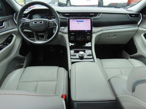 Used 2022 Jeep Grand Cherokee Overland w/ Luxury Tech Group IV AWD/4WD image 24