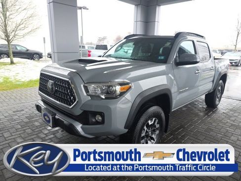 Used 2019 Toyota Tacoma Limited image 1