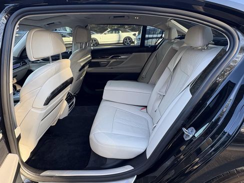 Used 2018 BMW 750i image 32