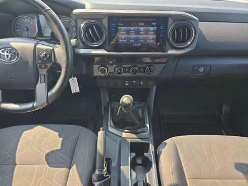 Used 2018 Toyota Tacoma TRD Sport AWD/4WD image 11