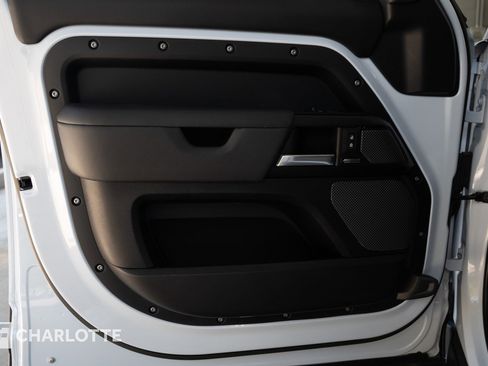 Used 2023 Land Rover Defender 110 V8 image 18