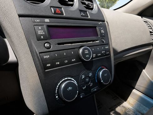 Used 2010 Nissan Altima 2.5 S FWD image 13