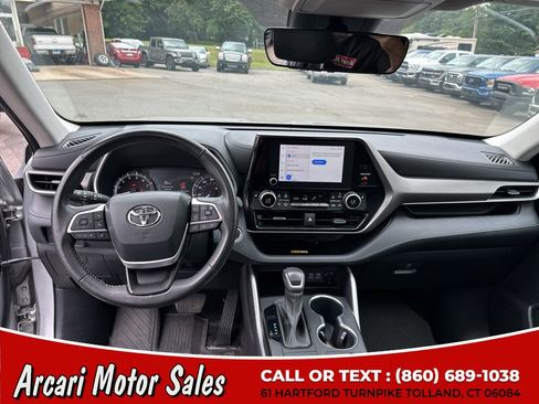 Used 2023 Toyota Highlander XLE AWD/4WD image 23
