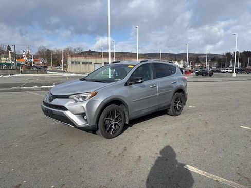 Used 2017 Toyota RAV4 SE image 1