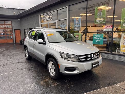 Used 2017 Volkswagen Tiguan S image 3