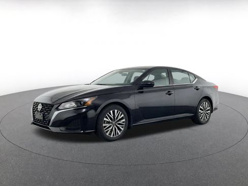Used 2025 Nissan Altima 2.5 SV FWD image 3