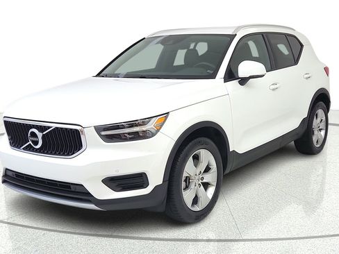Used 2020 Volvo XC40 T4 Momentum FWD image 3