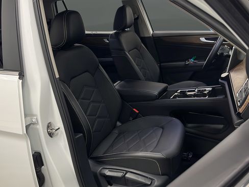 Used 2025 Volkswagen Atlas SE AWD/4WD image 24